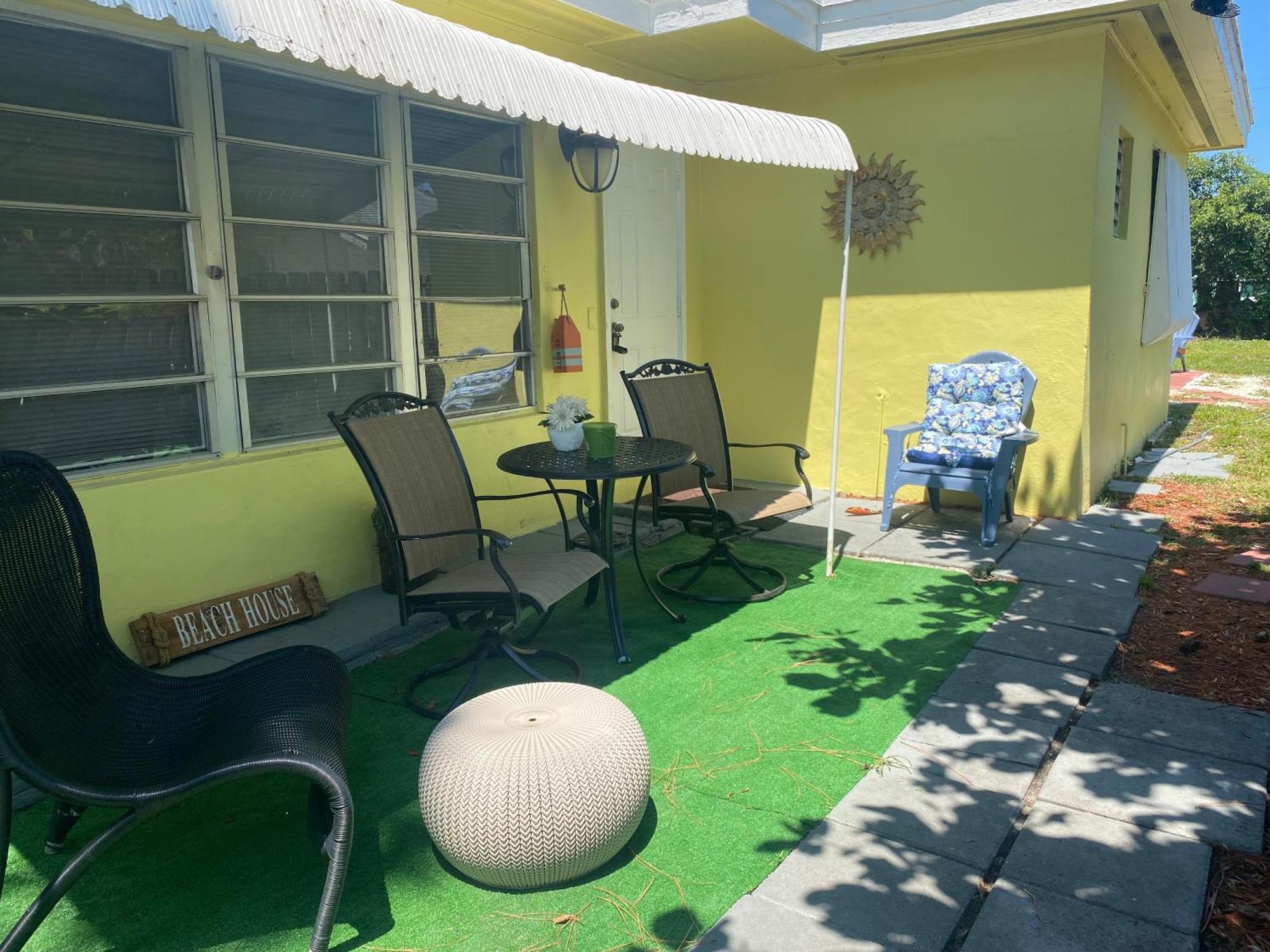Cozy Retreat: 3-Bedroom House & Cottage with Outdoor Oasis Lake Worth Beach Exterior photo